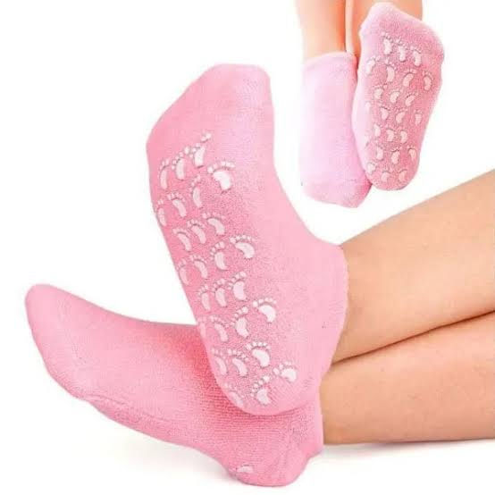 Moisturizing Spa Gel Socks for Women – Reusable Silicone Socks for Foot Care, Softening & Hydrating Treatment – One Pair (Random Color)
