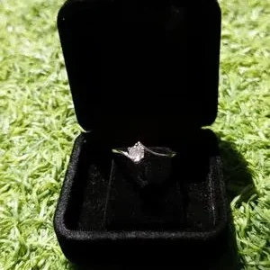 Adjustable Silver Plated Modern Stone Ring for Women | Elegant Fashion Jewelry with Sparkling Stone
