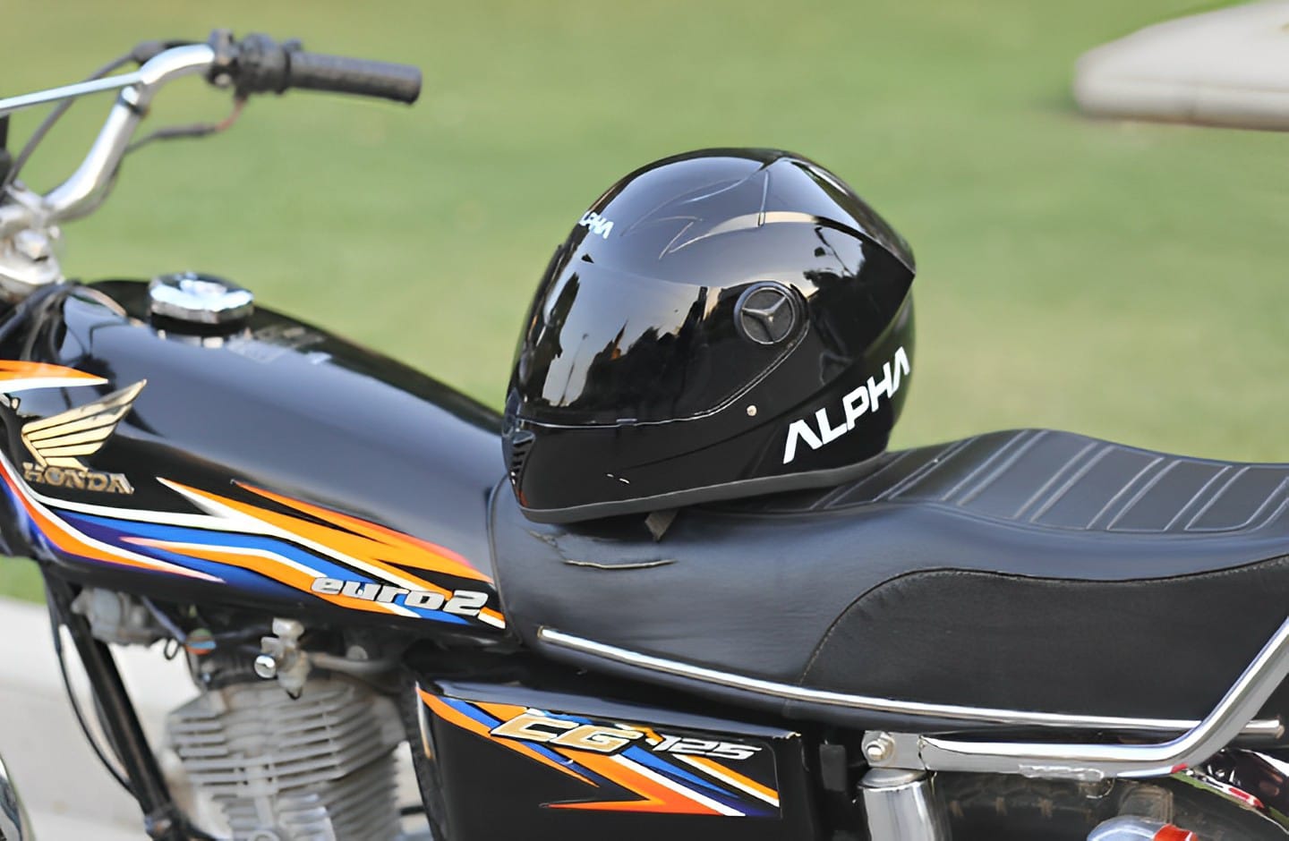 Helmet For Bike Comfortable Helmet For Bike Stylish Look New Design - Image 3
