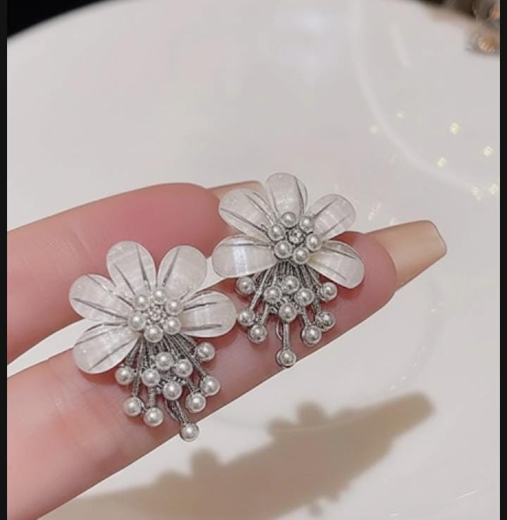 ZJX-162 Flower Pearl Korean Earrings Elegant Design, Stylish Fashion Accessory for Women - Image 2