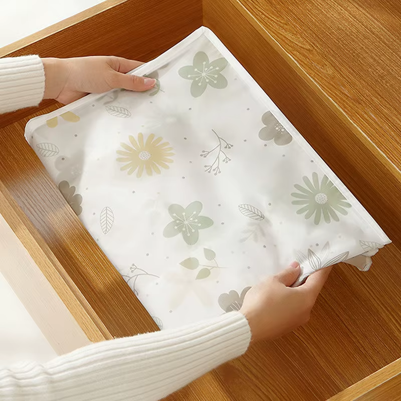 Quilt Storage Bag Waterproof Closet Organizers Zipper Folding Organizer Durable Clothing Packaging Plastic Bags for Storing Coats, Jackets Home Use Pillows, Blankets (Random Design) - Image 5