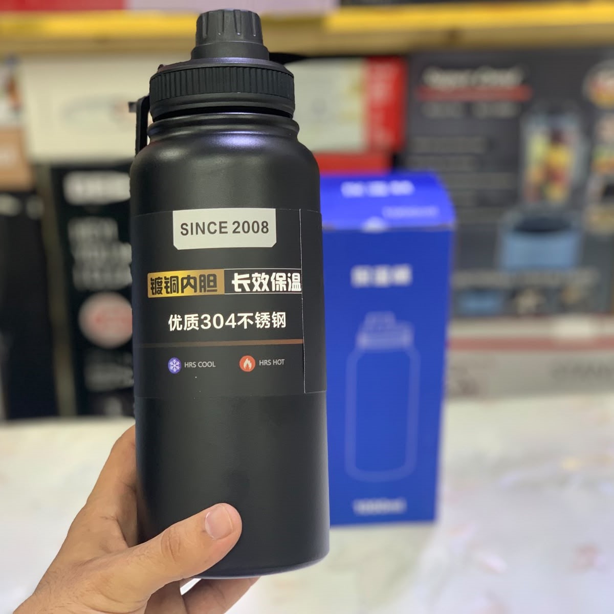 1000ml Matte Black Stainless Steel Vacuum Insulated Water Bottle With Carrying Strap Durable And Stylish - Image 3