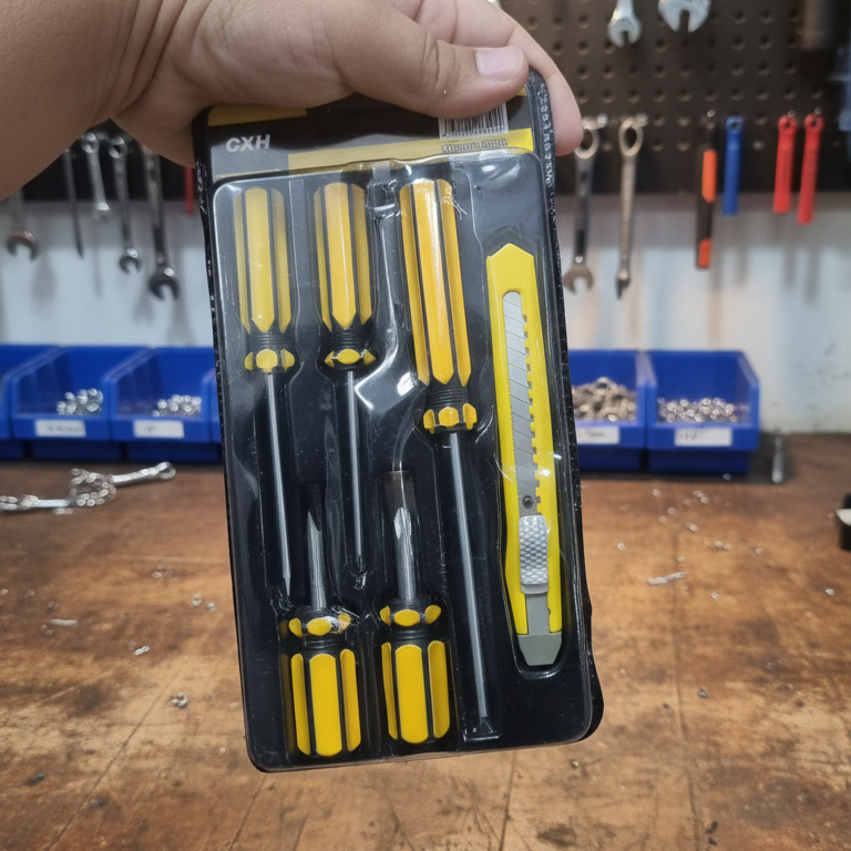 Set of 5 Screwdrivers & 1 Cutter High Quality Hand Tool Kit with 2 Straight, 3 Cross Screwdrivers & Sharp Cutter for Household and DIY Use - Image 5