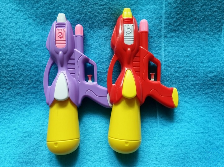 Large-Size Kids Water Gun Best For Kids - Pressure Blaster, Safe & Thrilling Outdoor Fun (Random Color) - Image 5