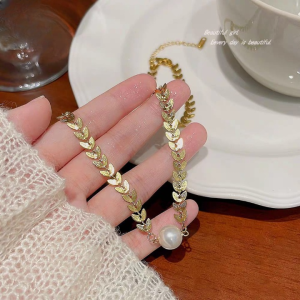 Pearl & Leaf Korean Beautiful Pendant Necklace Elegant Golden Alloy Necklace