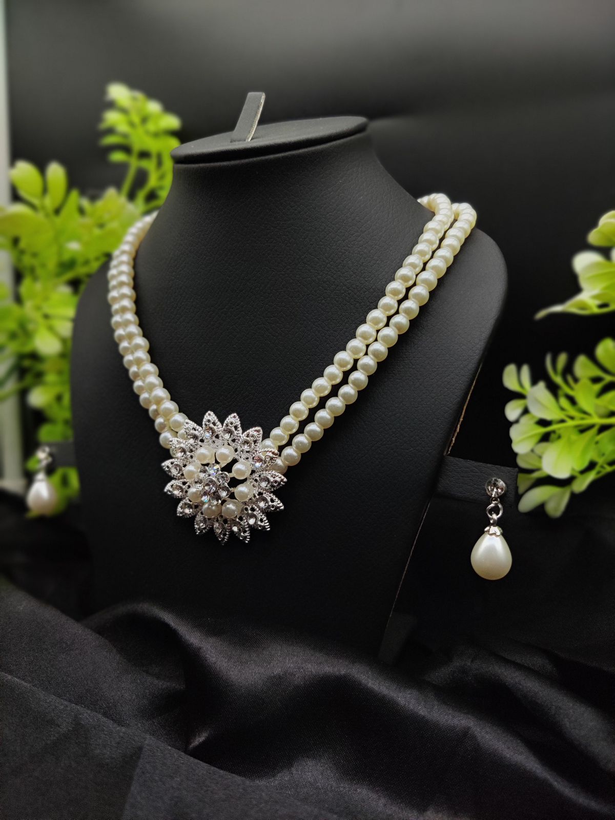 Imported Graceful Radiance Pearl Necklace Set with Exquisite Floral Pendant ?? | Artificial Jewellery For Girls & Women