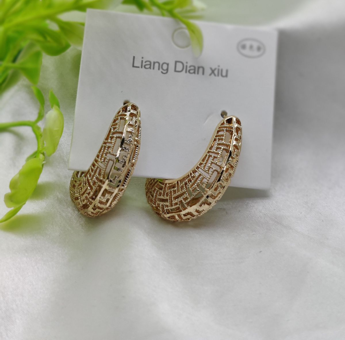 Imported Elegant Crystal Flower Dangle Earrings Graceful & Stylish - Luxurious Gold Finish