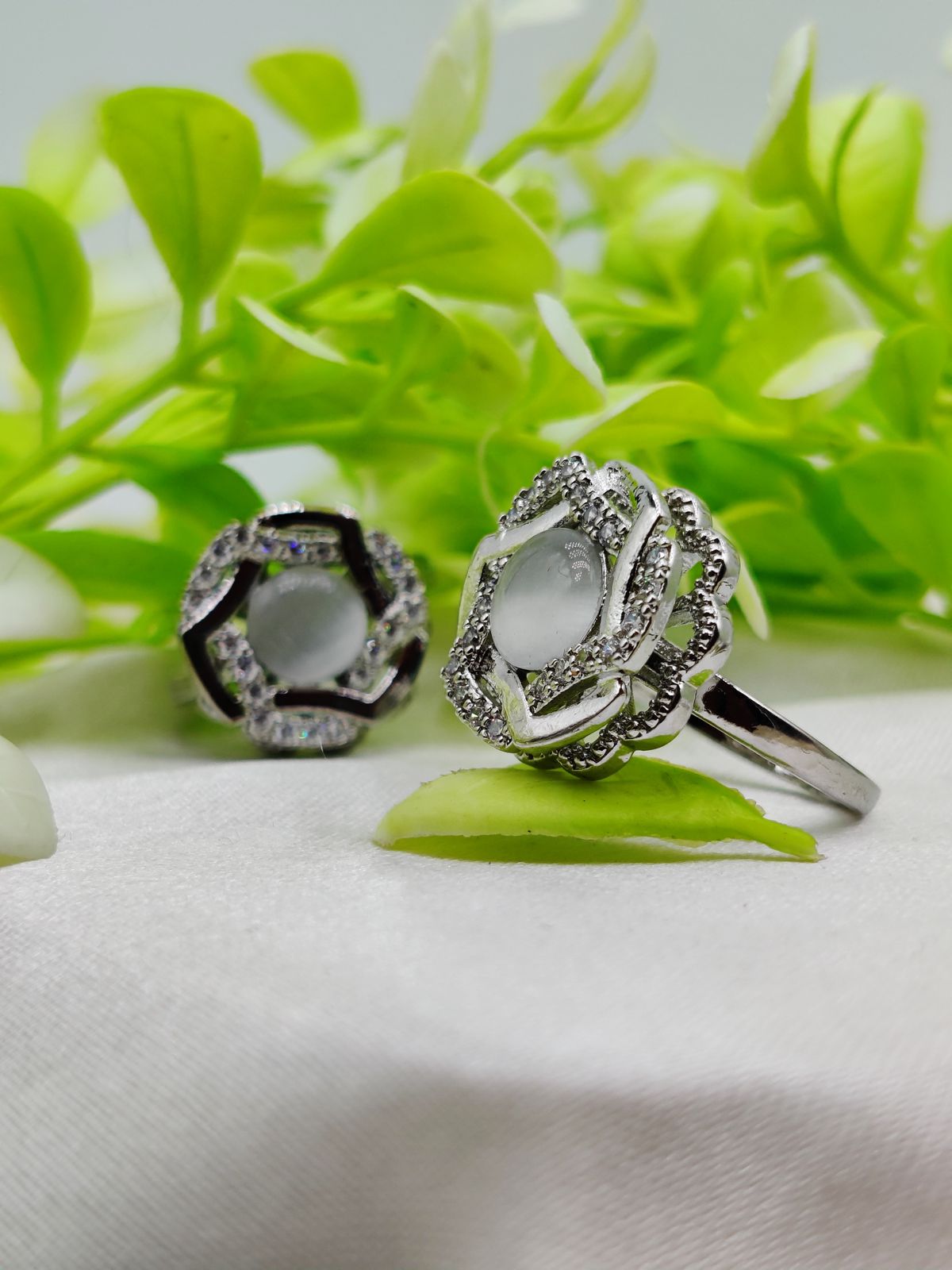 1 Piece Imported Elegant Dual-Tone Floral Gemstone Rings - Timeless Design ?? | Luxurious Design Ring | Adjustable Ring | Ring For Girls & Women ? - Image 3