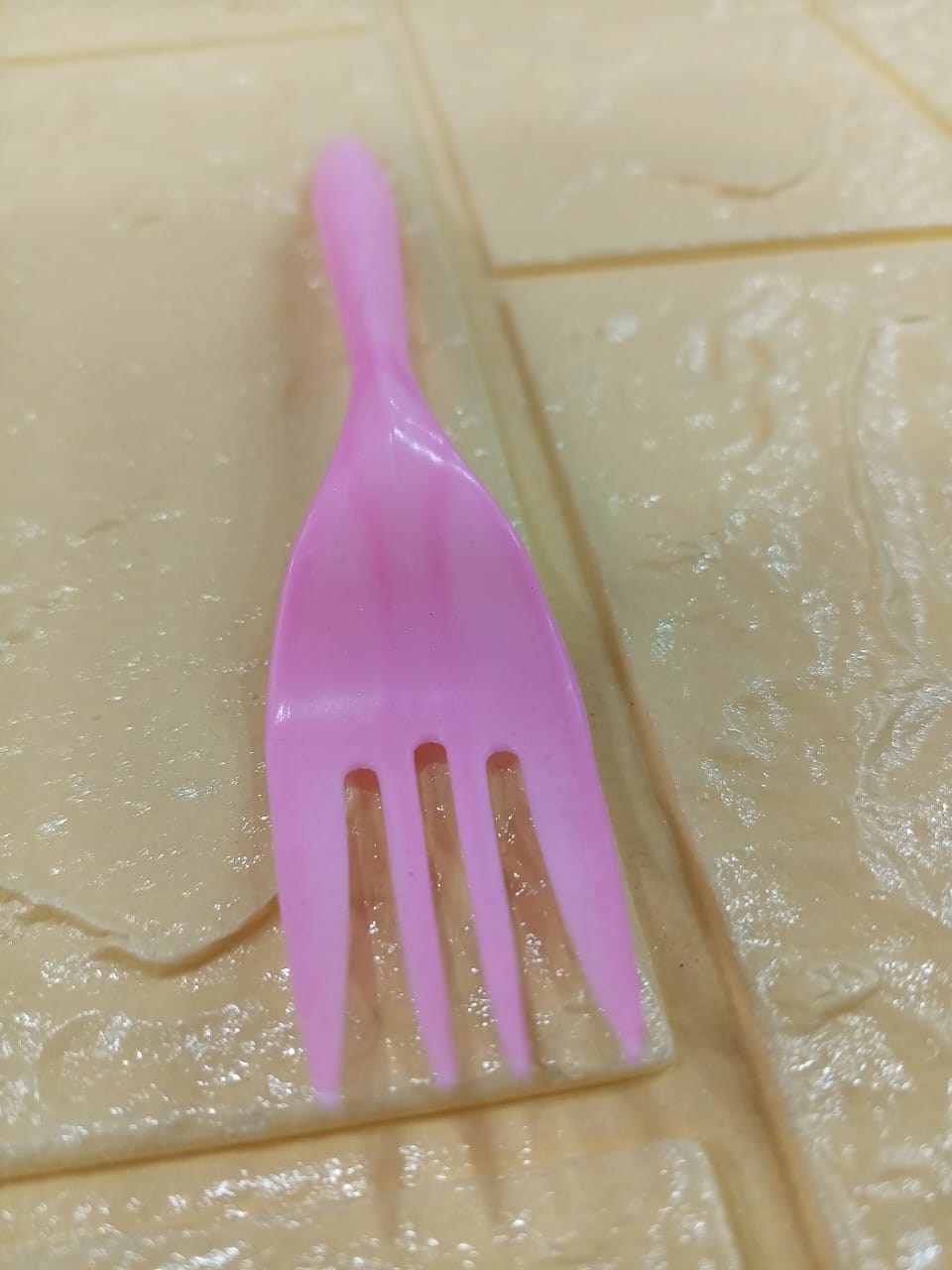 24pcs Imported Disposable Plastic Fork Party Cutlery Fork Birthday Party Tableware for Cake Dessert (Mixed colour) - Image 3