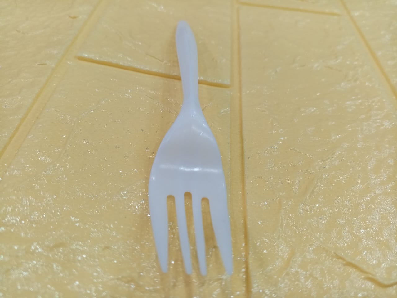 24pcs Imported Disposable Plastic Fork Party Cutlery Fork Birthday Party Tableware for Cake Dessert (Mixed colour) - Image 2