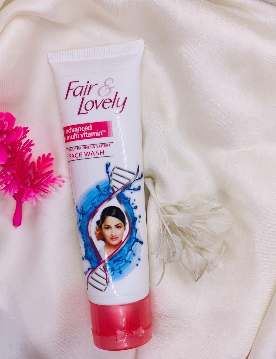 Fair & Lovely Advanced Brightening Face Wash | Gentle Daily Cleansing Formula | Suitable for All Skin Types | Radiant & Fresh Look (100ml) - Image 3