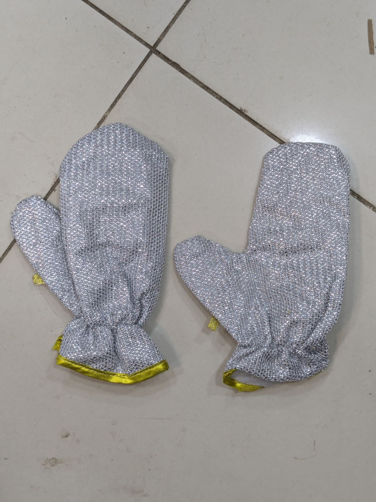 Title: Heavy-Duty Silver Heat-Resistant Oven Mitts Professional Grade Kitchen Safety (Pair) - Image 5