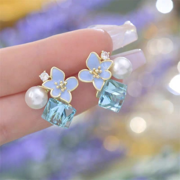 Crystal Flower Korean Earrings Elegant Floral Design - Image 2