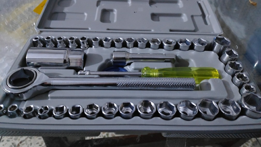 40pcs Aiwa Socket Wrench Tool Kit & Screwdriver And Socket Set - Image 2