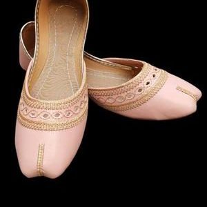 Women’s Pink Velvet Khussa with Gold Thread Work – Elegant Traditional Ladies Khussa